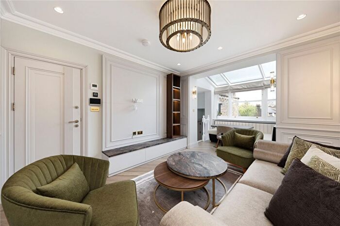 2 Bedroom Flat To Rent In Royal Crescent, London, W11