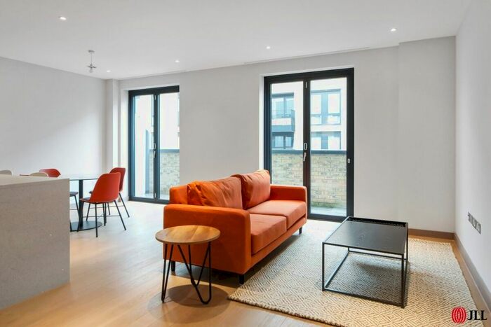 3 Bedroom Flat To Rent In Drapers Yard, London, SW18