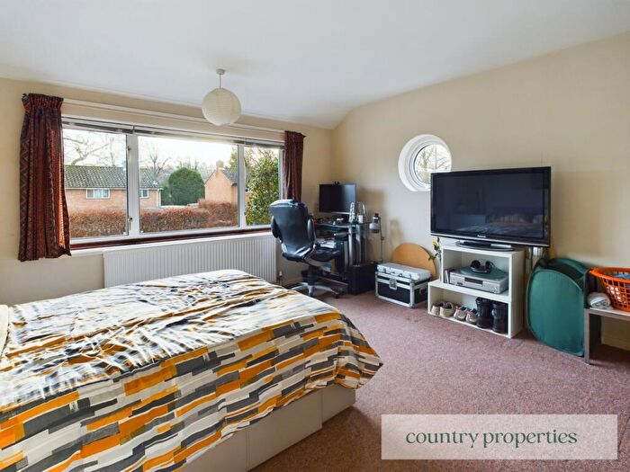 3 Bedroom End Of Terrace House For Sale In Knightsfield, Welwyn Garden City, AL8