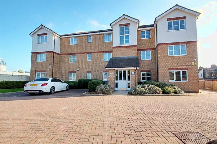 2 Bedroom Flat To Rent In Rossmore Close, Enfield, EN3