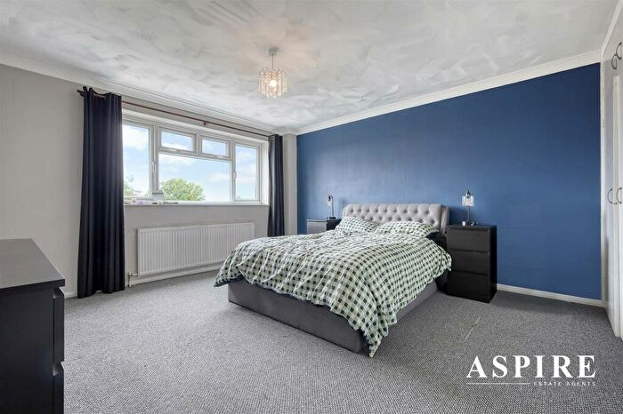2 Bedroom Flat For Sale In High Road, Benfleet, SS7