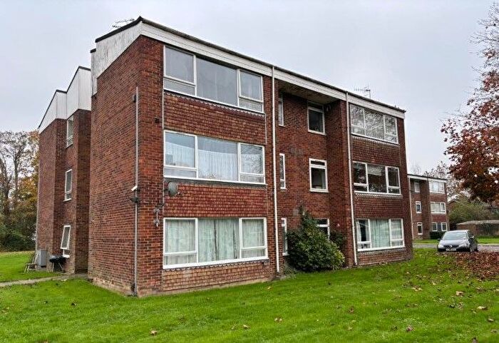 1 Bedroom Flat For Sale In Longbridge Road, Horley, RH6