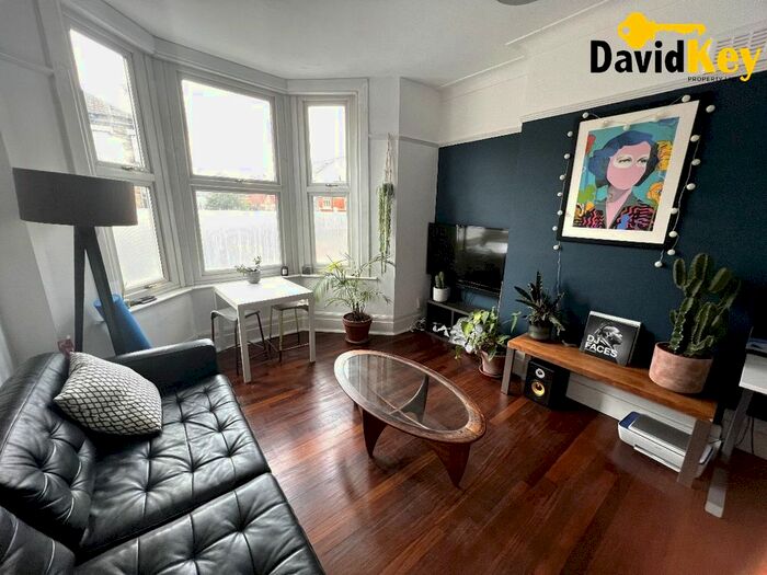 2 Bedroom Flat To Rent In Green Lanes, London, N8