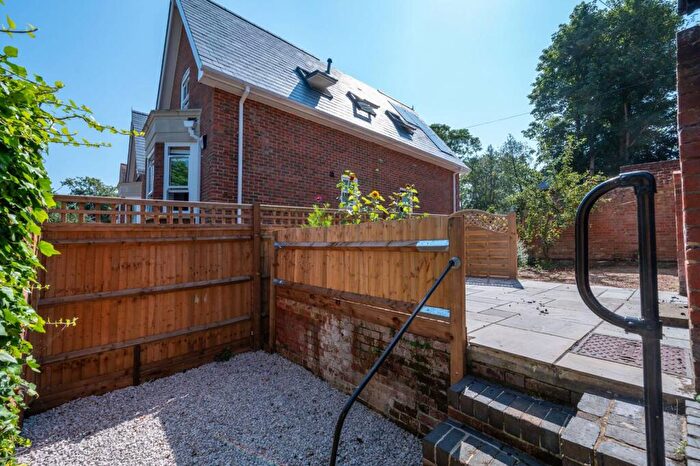 2 Bedroom Flat To Rent In Epsom Road, Guildford, GU1