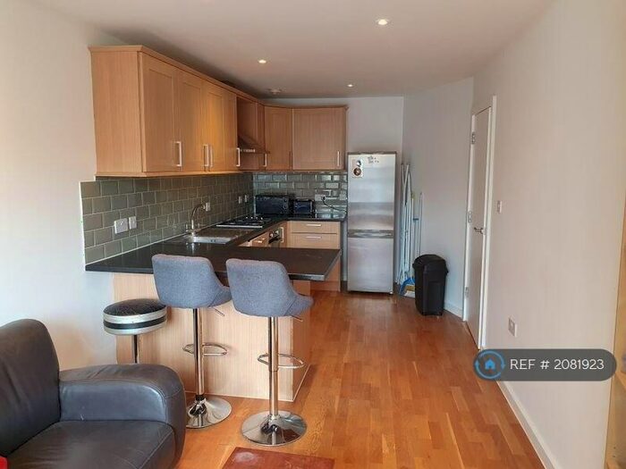 3 Bedroom Flat To Rent In St. John's Road, London, SW11
