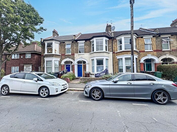 2 Bedroom Flat To Rent In Huxley Road, Leyton, E10