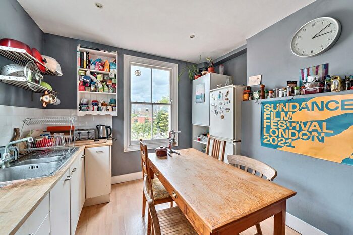 2 Bedroom Flat For Sale In Coldharbour Lane, Camberwell, London, SE5
