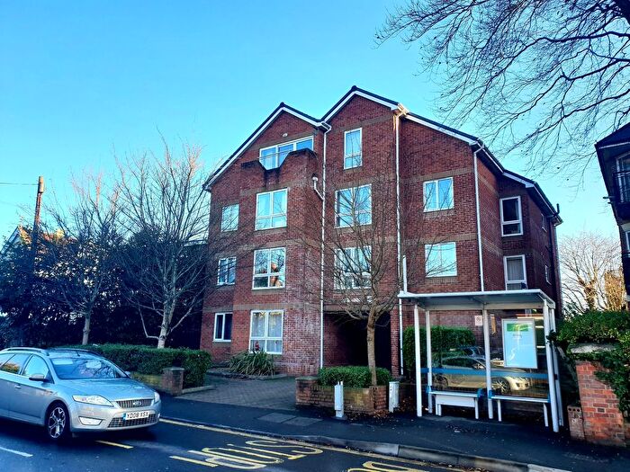 2 Bedroom Flat To Rent In Hill Lane, Southampton, Hampshire, SO15