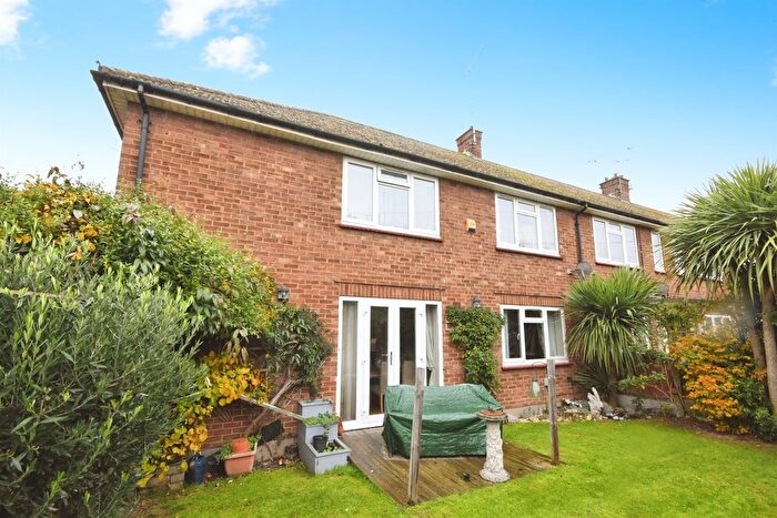 2 Bedroom Maisonette For Sale In Hawthorn Avenue, Brentwood, CM13