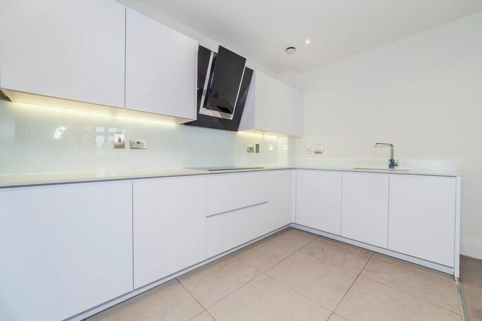 2 Bedroom Flat To Rent In Atwell Court, High Road, London, N12