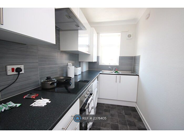 3 Bedroom Flat To Rent In Malmesbury Park Road, Bournemouth, BH8