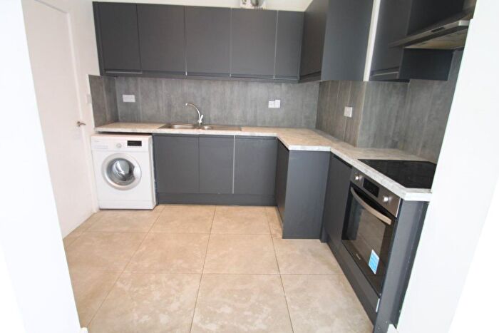 1 Bedroom Flat To Rent In Barrington Road, Manor Park, E12