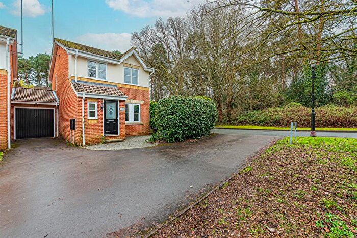 3 Bedroom Link Detached House To Rent In Queens Ride, Crowthorne, RG45