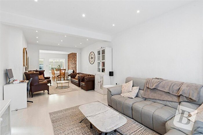 5 Bedroom Semi Detached House For Sale In Glebe Way, Hornchurch, RM11