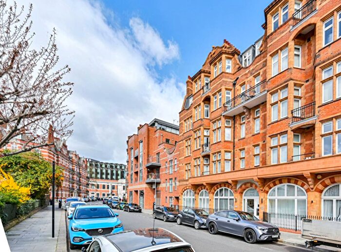 2 Bedroom Flat To Rent In Avonmore Road, Olympia, London, W14