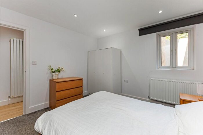 3 Bedroom Flat To Rent In Thurlow Park Road London, SE21