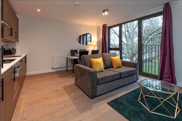 2 Bedroom Flat To Rent In Frobisher Road, Harringay, London, N8