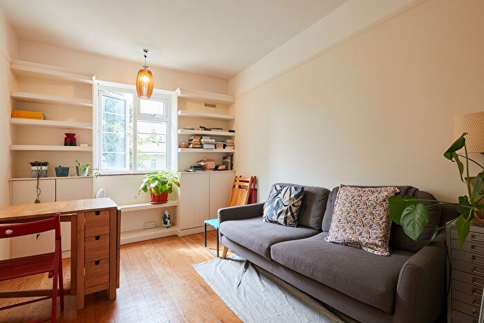 2 Bedroom Flat To Rent In Hartington Court, Lansdowne Way, SW8