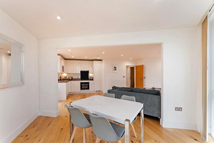 3 Bedroom Flat To Rent In Skyveiw Tower, Stratford, London, E15