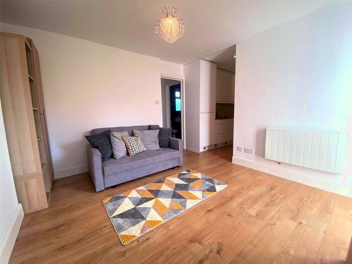 1 Bedroom Maisonette To Rent In Northfields, Dunstable, Bedfordshire, LU5