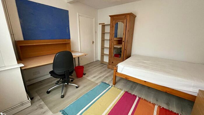 4 Bedroom Semi-Detached House To Rent In Aldershot Road, Guildford, GU2