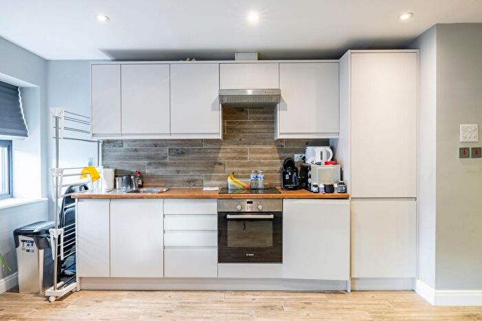 Flat To Rent In Gloucester Road, Emperor House, CR0