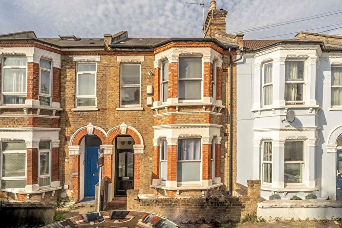 3 Bedroom Flat To Rent In Arlesford Road, Stockwell, SW9