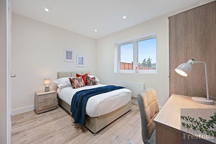 1 Bedroom Studio To Rent In Oakmere Avenue, Potters Bar, Hertfordshire, EN6