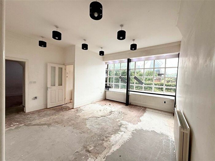 2 Bedroom Maisonette For Sale In Wrotham Road, Meopham Green, Kent, DA13