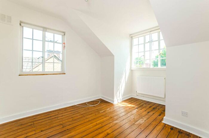 3 Bedroom Flat For Sale In Queens Avenue, Muswell Hill, London, N10