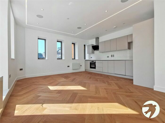 2 Bedroom Flat To Rent In Knoll Rise, Orpington, BR6
