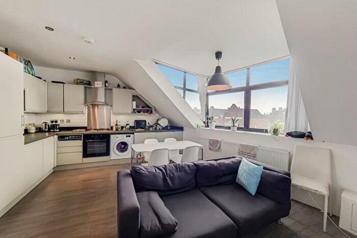 3 Bedroom Flat To Rent In Balham High Road, London, SW12