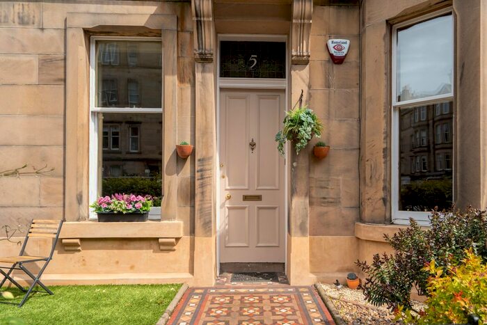 2 Bedroom Flat To Rent In Comely Bank Avenue, Edinburgh, EH4