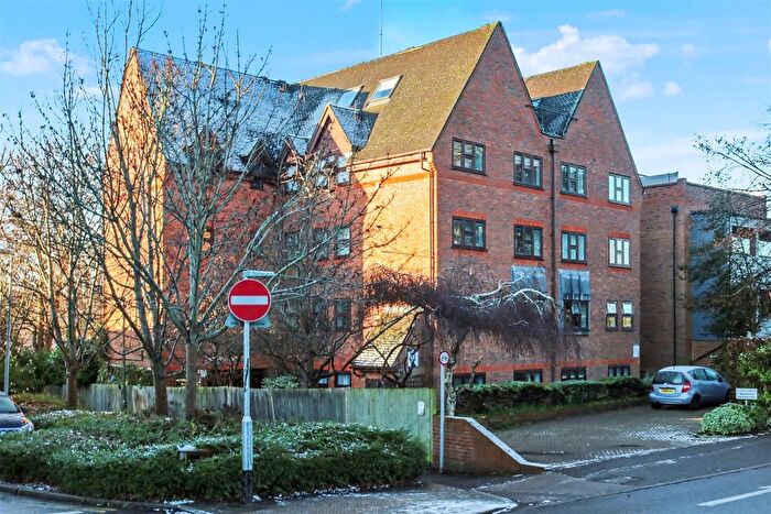 2 Bedroom Flat For Sale In Station Road, Leatherhead, KT22