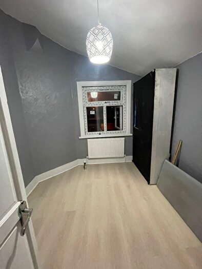 3 Bedroom Flat To Rent In High Road, Ilford, IG1