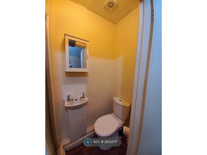 1 Bedroom Flat To Rent In Colwick Road, Nottingham, NG2