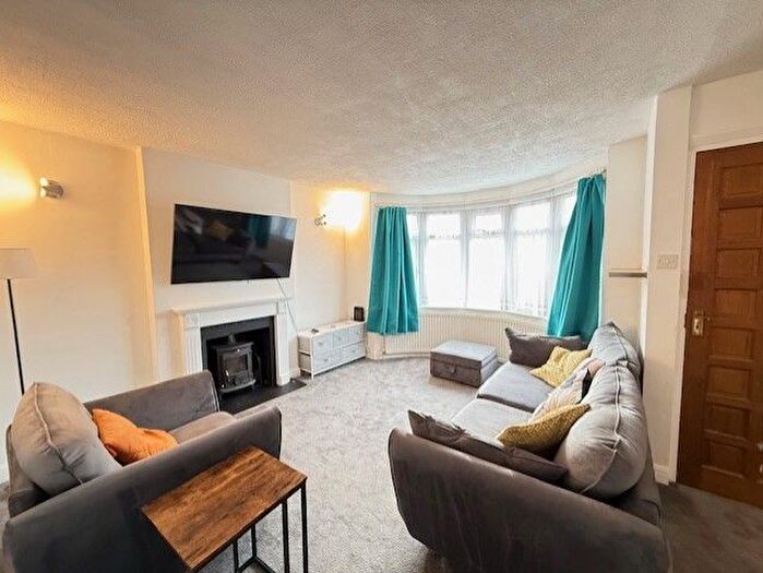 3 Bedroom Semi-detached House To Rent In North Western Avenue, Watford, WD25