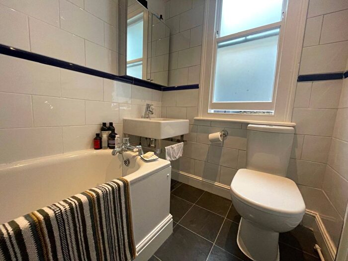 2 Bedroom Flat To Rent In Bathurst Gardens, Kensal Green, London, NW10