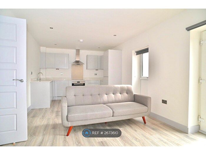 2 Bedroom Flat To Rent In Long Close Lane, Leeds, LS9