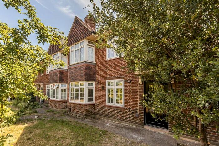 3 Bedroom Flat To Rent In Tilehurst Road, London, SW18