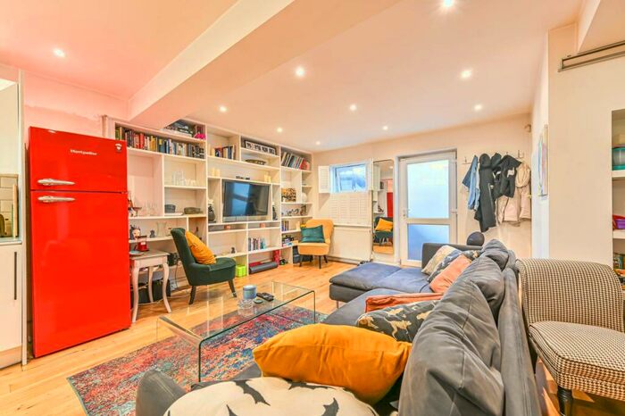3 Bedroom Flat To Rent In Railton Road, Herne Hill, London, SE24
