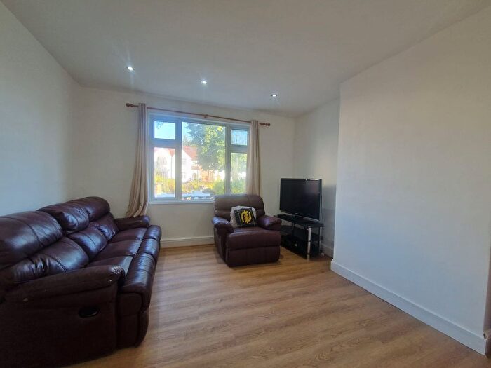 2 Bedroom Flat To Rent In Chatsworth Crescent, Hounslow, TW3