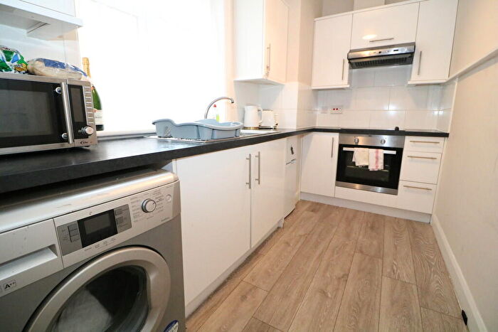Apartment To Rent In High Street, Dorking, RH4