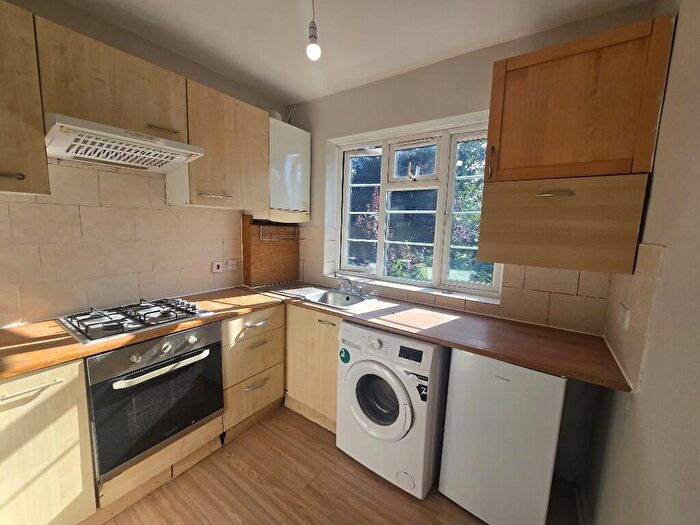 2 Bedroom Flat To Rent In Hendon Way, London, NW2