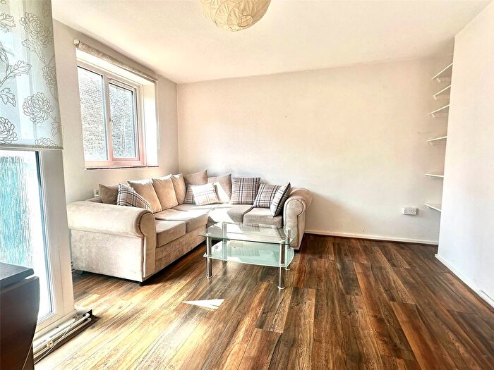 3 Bedroom Flat To Rent In Innes Gardens, Putney, SW15
