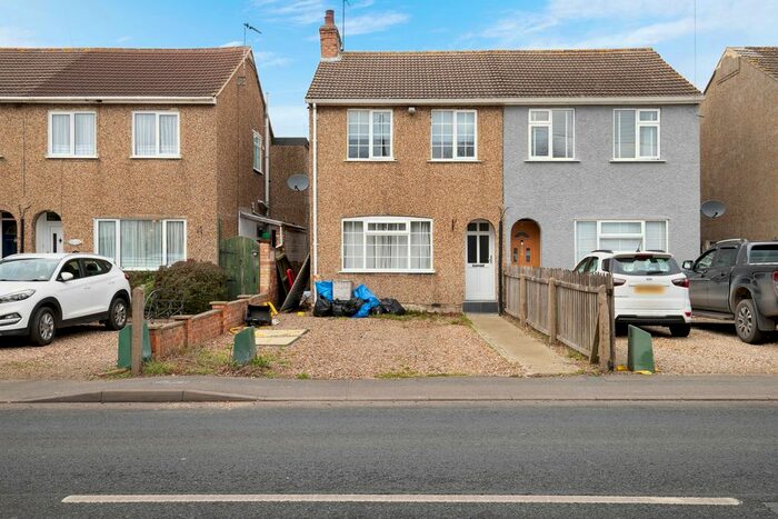 3 Bedroom Semi-Detached House To Rent In Mill Road, Colchester, CO4