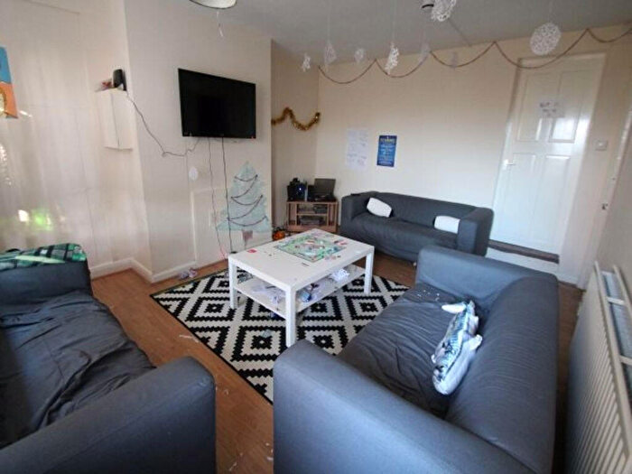 4 Bedroom House To Rent In Buckingham Mount, Leeds, LS6