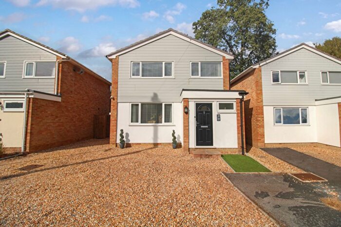 3 Bedroom Detached House For Sale In Fleming Close, Farnborough, GU14