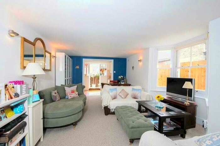 2 Bedroom Flat To Rent In Parolles Road, N19
