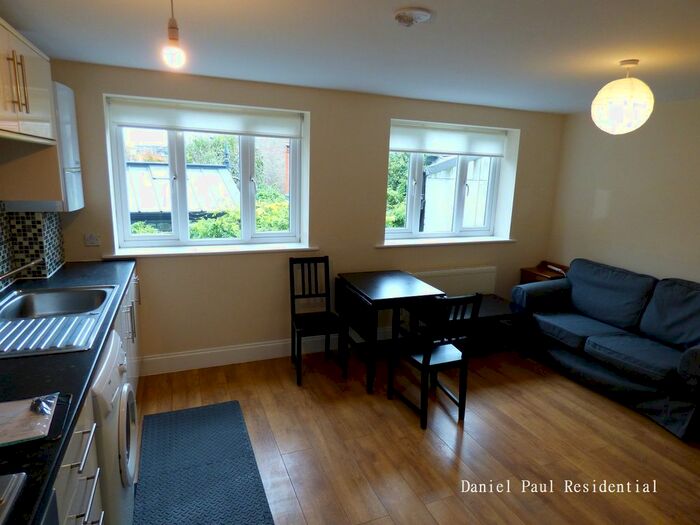 1 Bedroom Flat To Rent In Northfield Avenue, Ealing, W13
